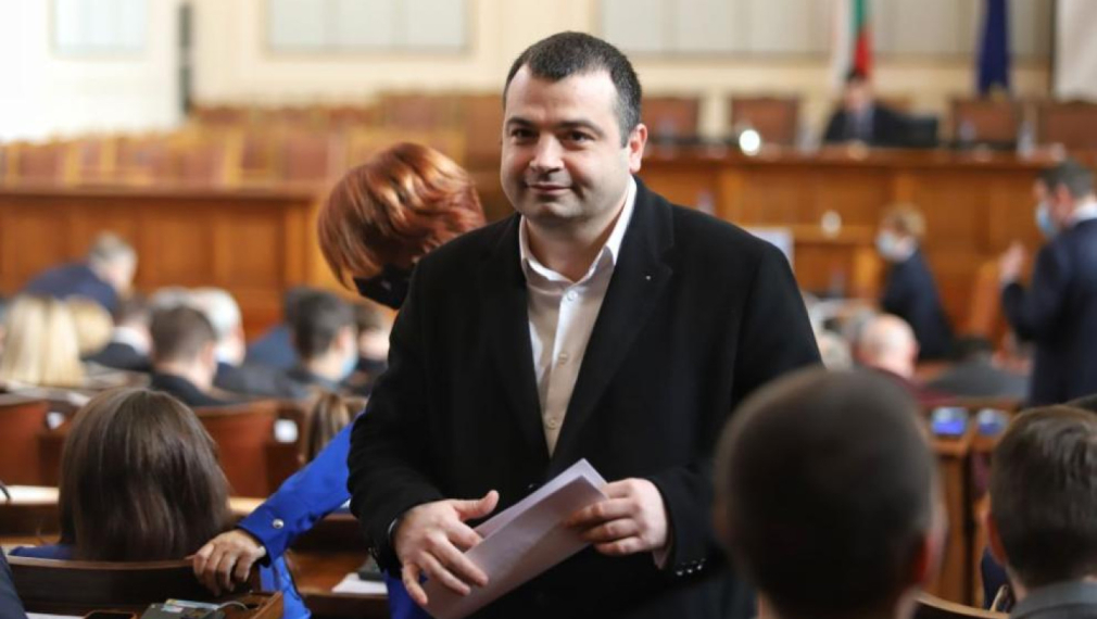 Константин Бачийски е депутатът от ПП-ДБ, гласувал "интимна връзка" да е само между мъж и жена