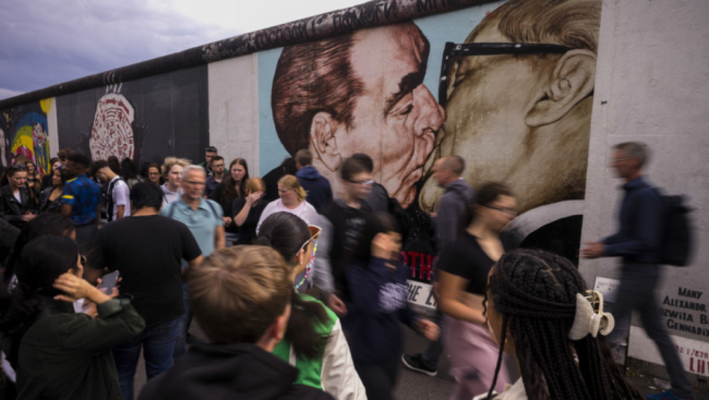 В Берлин отбелязват 62 години от построяването на Стената