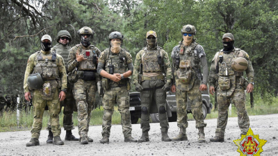 Беларуски военни и бойци от Вагнер позират за снимка по