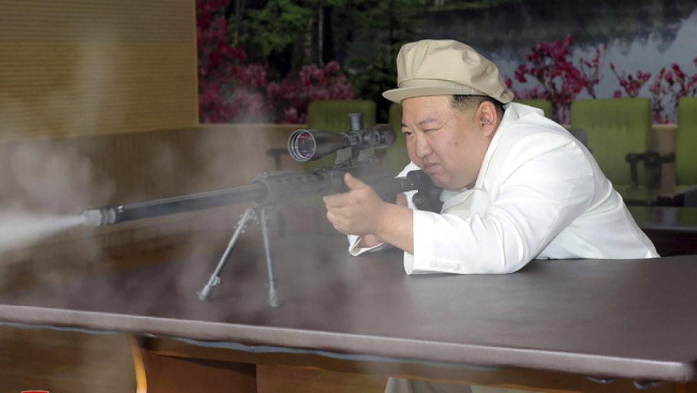 Ким Чен-ун по време на тридневна инспекция на големи фабрики