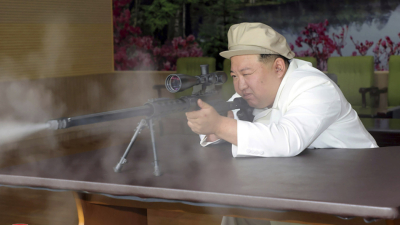 Ким Чен ун по време на тридневна инспекция на големи фабрики