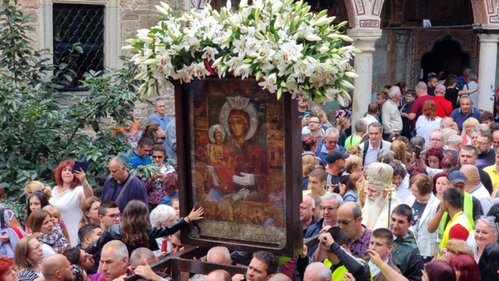 Историята на чудотворната икона на Пресвета Богородица Троеручица, която се