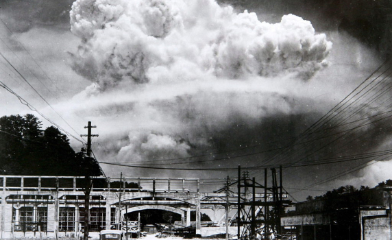 Американските атомни бомби над Япония са военно престъпление, стратегическа грешка и морална катастрофа