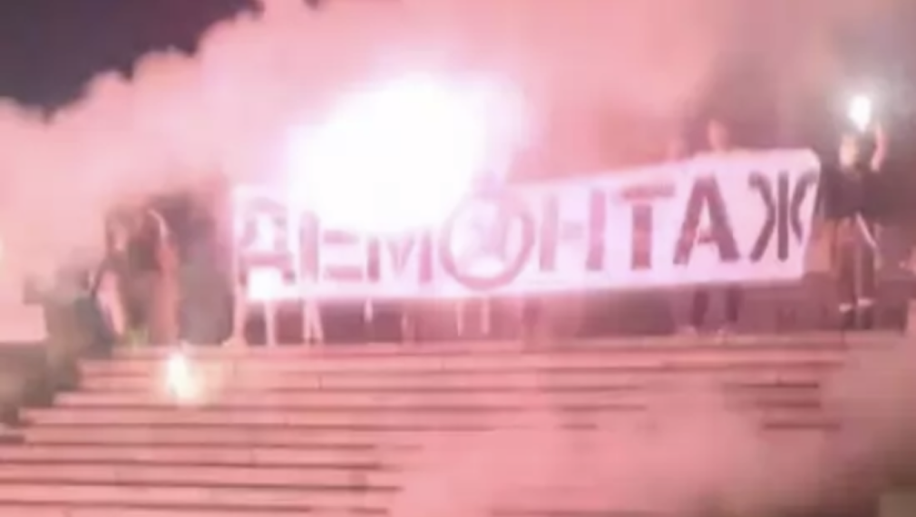 Фенове на "Левски" атакуваха палатките и счупиха плочата на Паметника на съветската армия