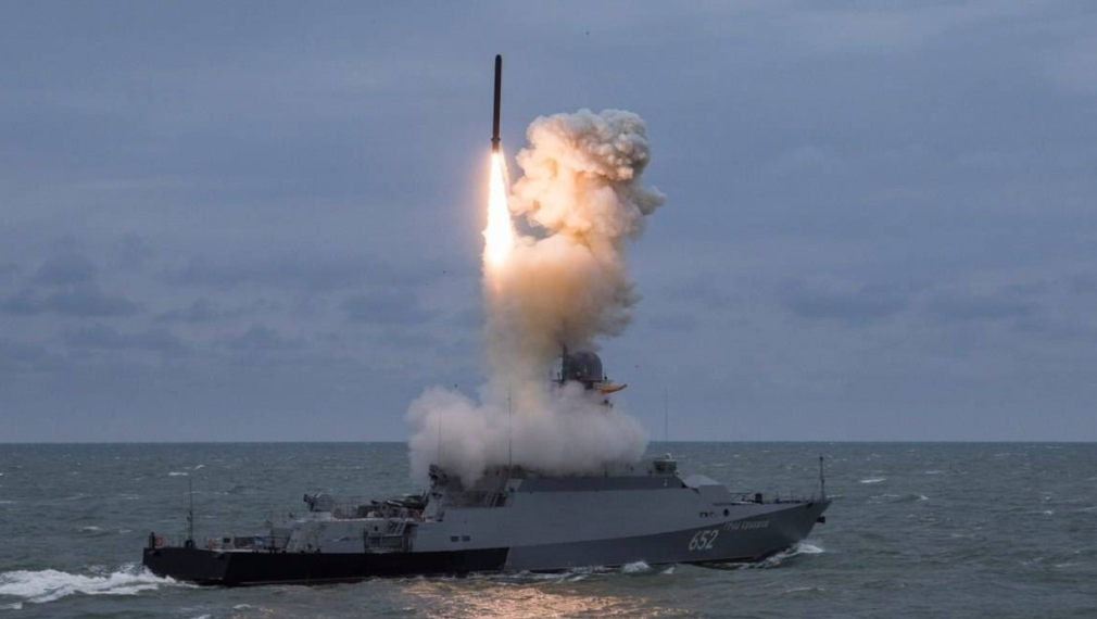 Пет руски военни кораба дават бойни дежурства в Черно море. Единият е въоръжен с ракети "Калибър"