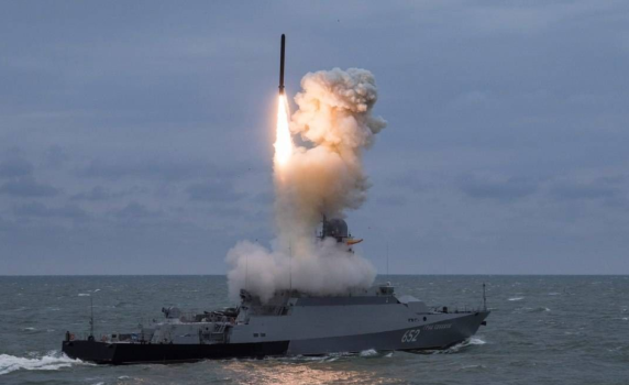 Пет руски военни кораба дават бойни дежурства в Черно море. Единият е въоръжен с ракети "Калибър"