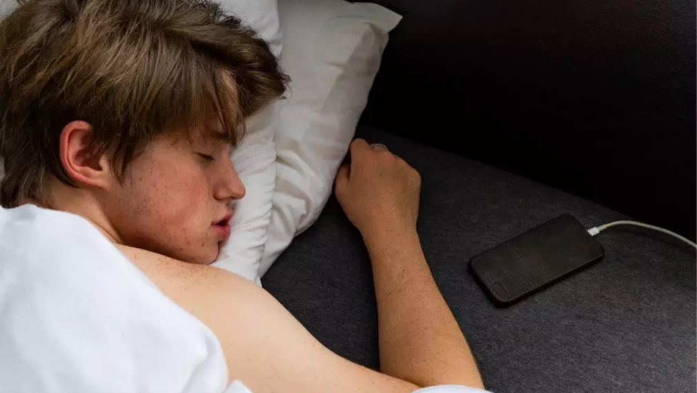 Спането с iPhone е опасно, предупреди Apple
