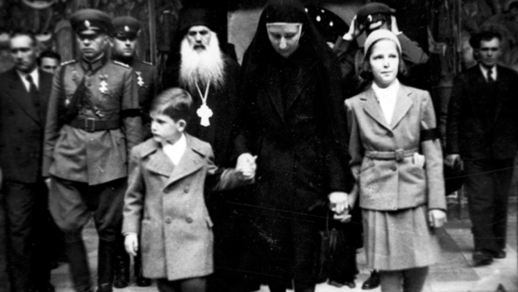 Рилски манастир (октомври 1943) Царица Йоана, цар Симеон Втори и