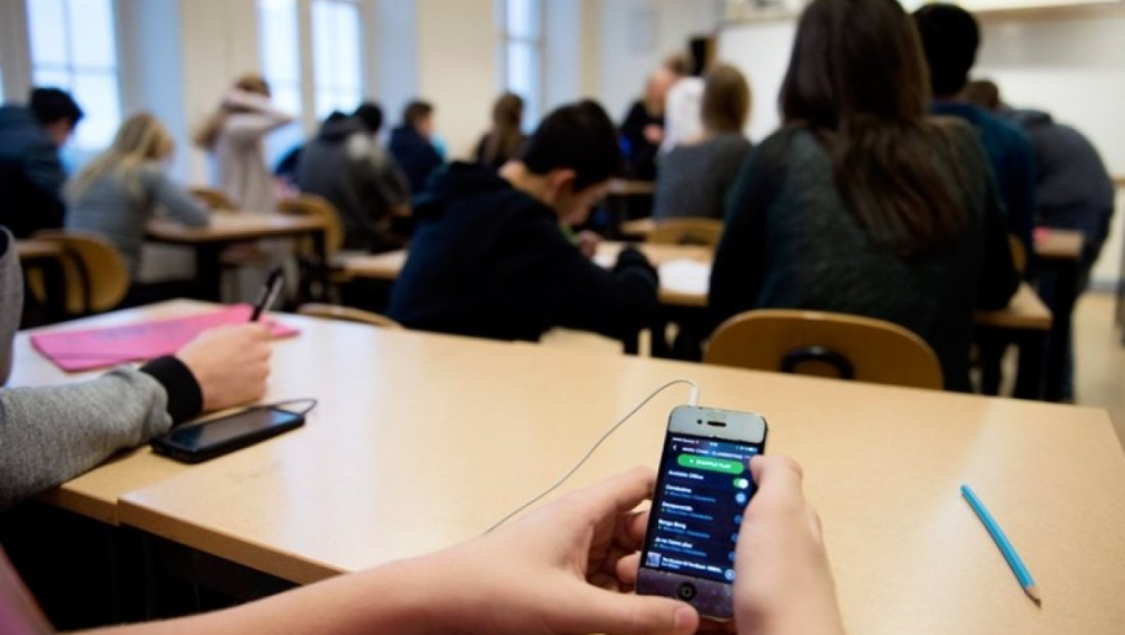 В Турция забраняват мобилните телефони в училище