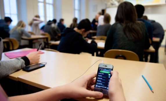 В Турция забраняват мобилните телефони в училище