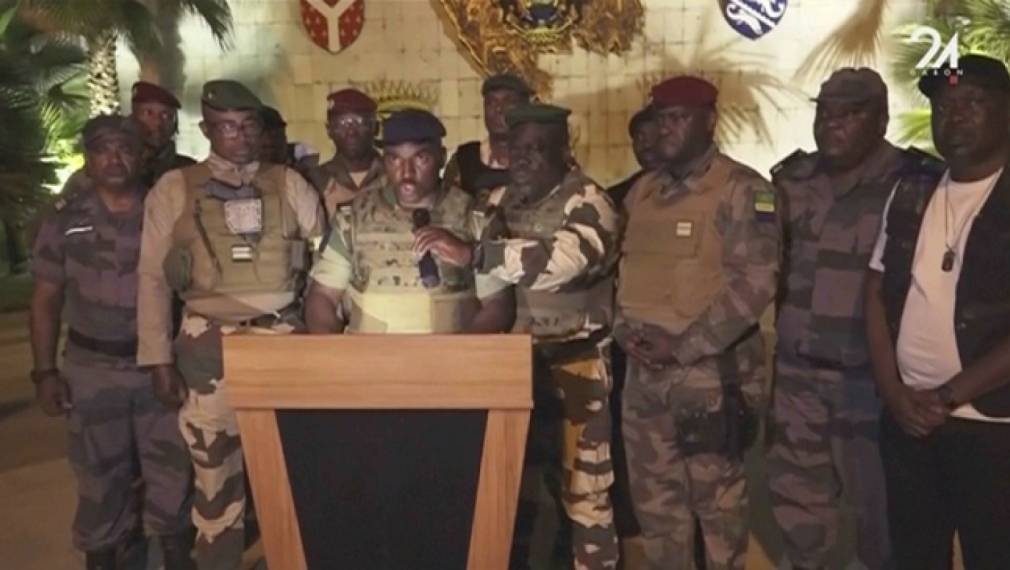 Габонски офицери обявиха, че поемат властта в страната, президентът Али Бонго е под домашен арест