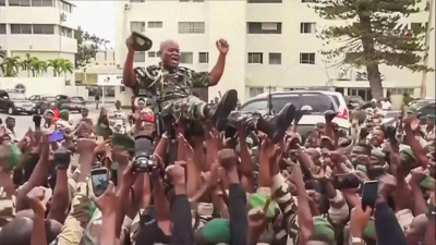 Войници вдигат на ръце генерал Брис Олиги Нгема обявен за