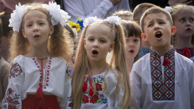 Украински ученици пеят националния химн на церемония по случай първия