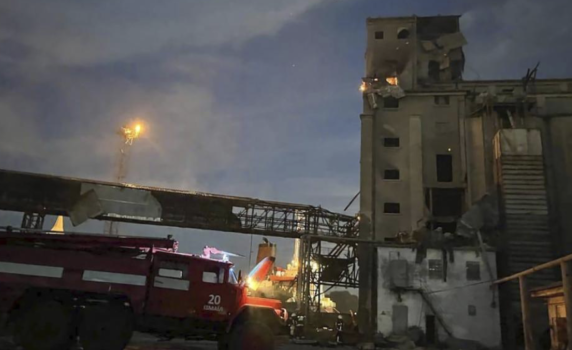 Украйна заяви, че е свалила 22 руски дрона, нанесени са щети на пристанището на Одеса