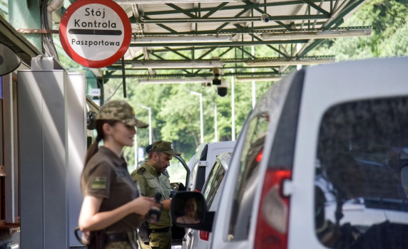 Киев си иска от Европа мъжете, напуснали Украйна. Полша започна да ги екстрадира