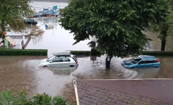 Порой и потоп на морето: Под вода са улици и хотели в Царево