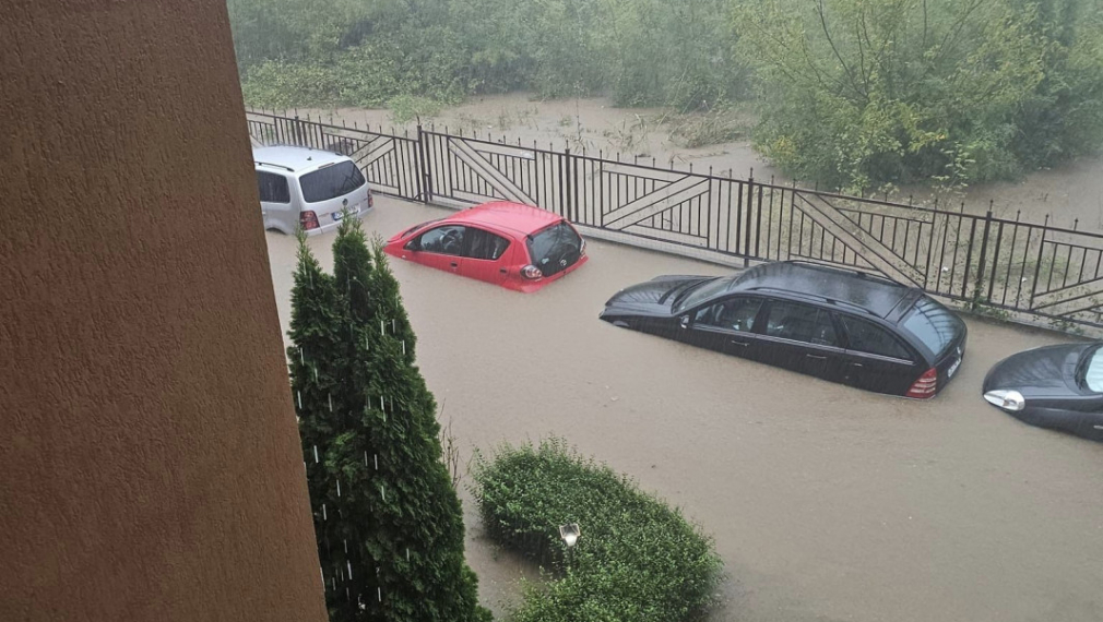 Най-малко двама загинаха в потопа в Царево. Председателят на съда и дъщеря ѝ са сред изчезналите