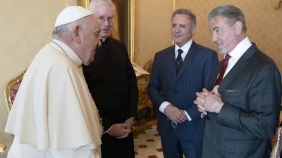 Снимк4  Vatican MediaТогава 77 годишният актьор попита с девет години по възрастния папа