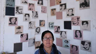 Йелена Монрой пред снимки на задържани и изчезнали по време