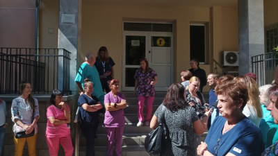 Работещи в болница Шейново се събраха дв двора на лечебното