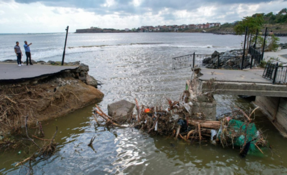 Водата в Царево не е годна за пиене, РЗИ съветва да не се влиза в морето