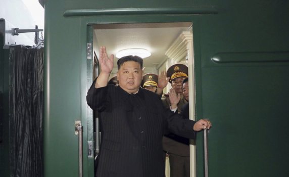 Ким Чен-ун пристигна в Русия, посрещна го министърът на природните ресурси (видео)