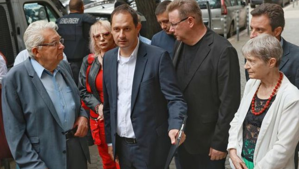 Инициативният комитет за провеждане на референдум за 3 март внесе заявление в парламента