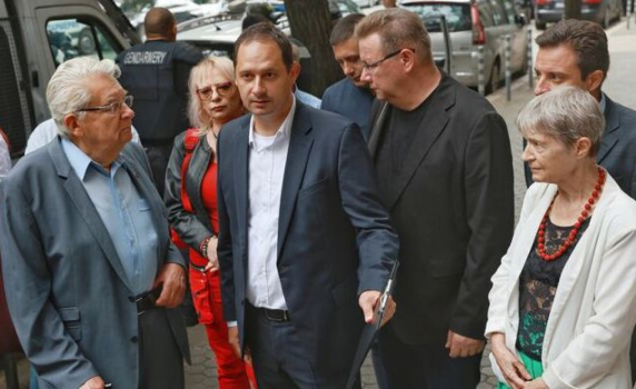 Инициативният комитет за провеждане на референдум за 3 март внесе заявление в парламента