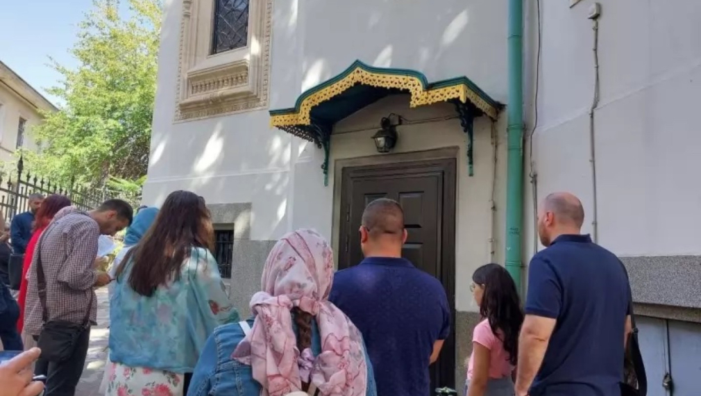 Миряни излизат на протест пред затворената Руска църква в София