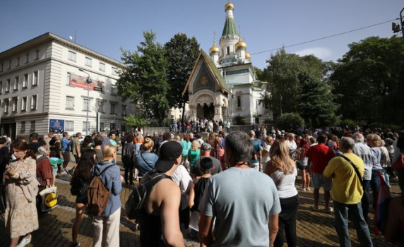 Граждани се събраха пред Руската църква в София и поискаха да бъде отворена