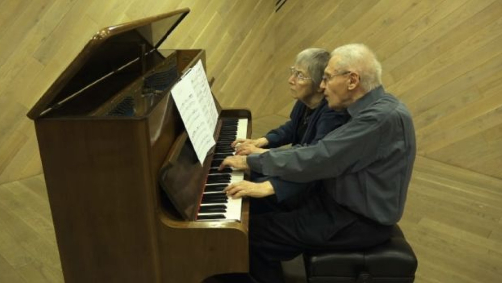 Деветдесет годишните пианисти Дьорд Куртаг и съпругата му Марта свирят заедно
