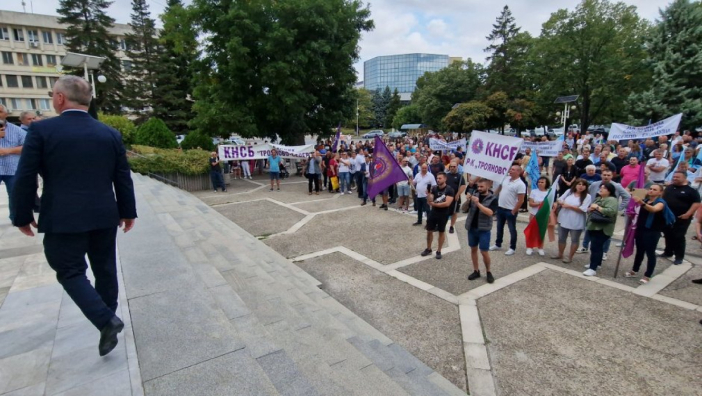 Синдикалисти от ТЕЦ "Марица Изток 2" изгониха зам.-министър, нови протести заради въглищния преход