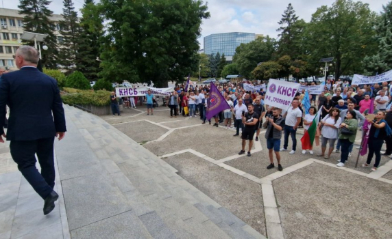 Синдикалисти от ТЕЦ "Марица Изток 2" изгониха зам.-министър, нови протести заради въглищния преход