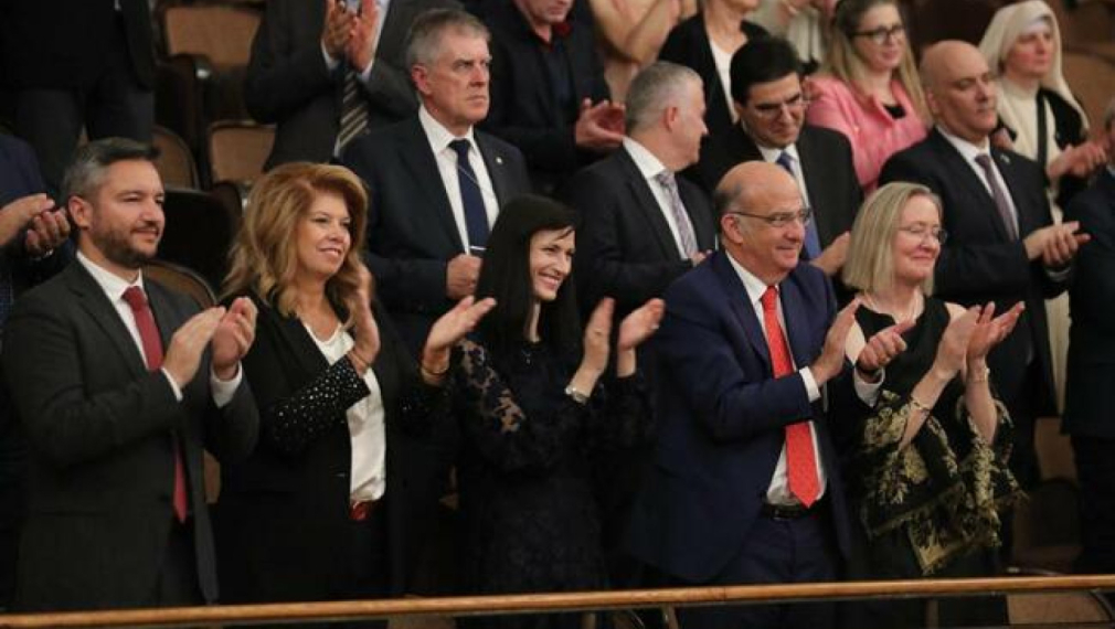 Посланик Мертен, вицепрезидентът и политици на концерт за 120-ата годишнина на дипломатическите ни отношения със САЩ