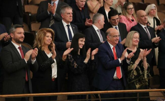 Посланик Мертен, вицепрезидентът и политици на концерт за 120-ата годишнина на дипломатическите ни отношения със САЩ