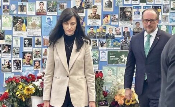 Мария Габриел пристигна в Киев за срещата на външните министри от ЕС