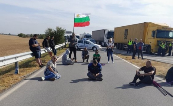 Блокадите на магистралите "Тракия" и "Струма" остават, протестиращите на среща в парламента