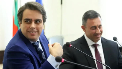 Министърът на финансите Асен Василев и шефът на НАП Румен