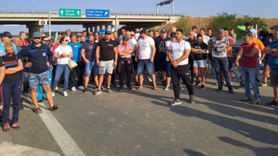 Блокадата на автомагистрала Тракия край Стара Загора продължава засега съобщи