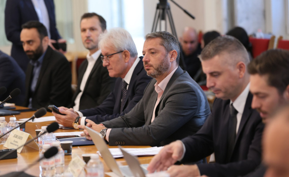 Енергийната комисия в НС прие споразумението на властта с енергетици и миньори