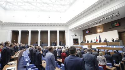 На живо - депутатите гласуват споразумението с енергетиците