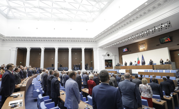 На живо - депутатите гласуват споразумението с енергетиците