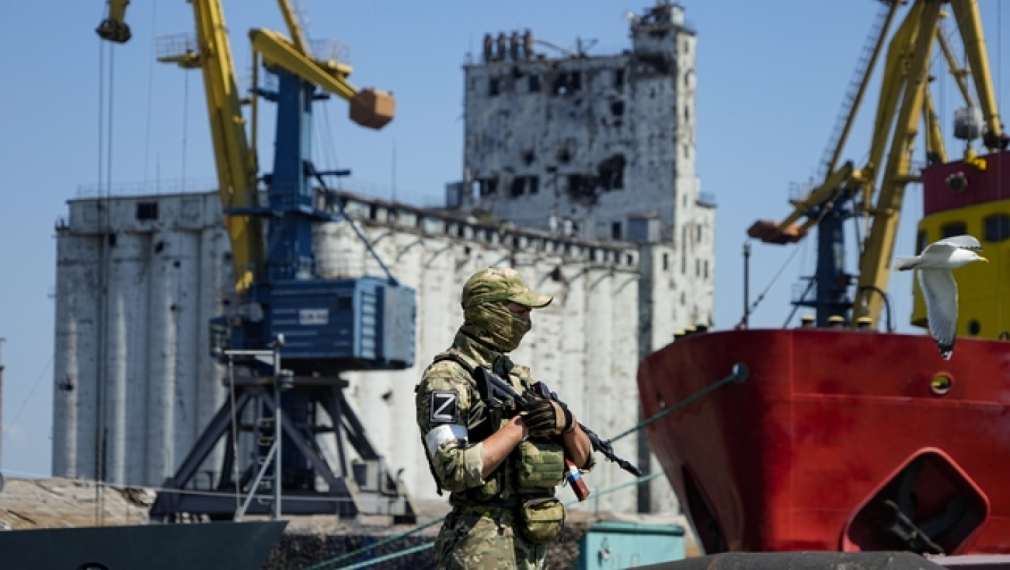 Руски военен охранява зърнено хранилище на пристанището на Мариупол, 12 юни