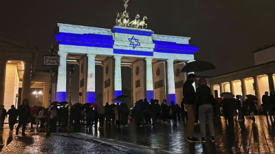 Бранденбургската врата символ на обединена Германия беше осветена снощи в