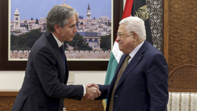 Държавният секретар на САЩ Антъни Блинкен се ръкува с палестинския