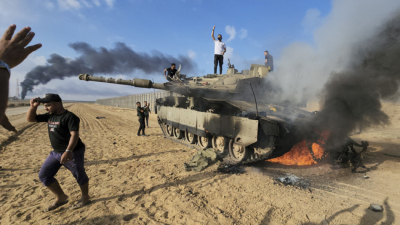 Палестинци празнуват около унищожен израелски танк до оградата около ивицата