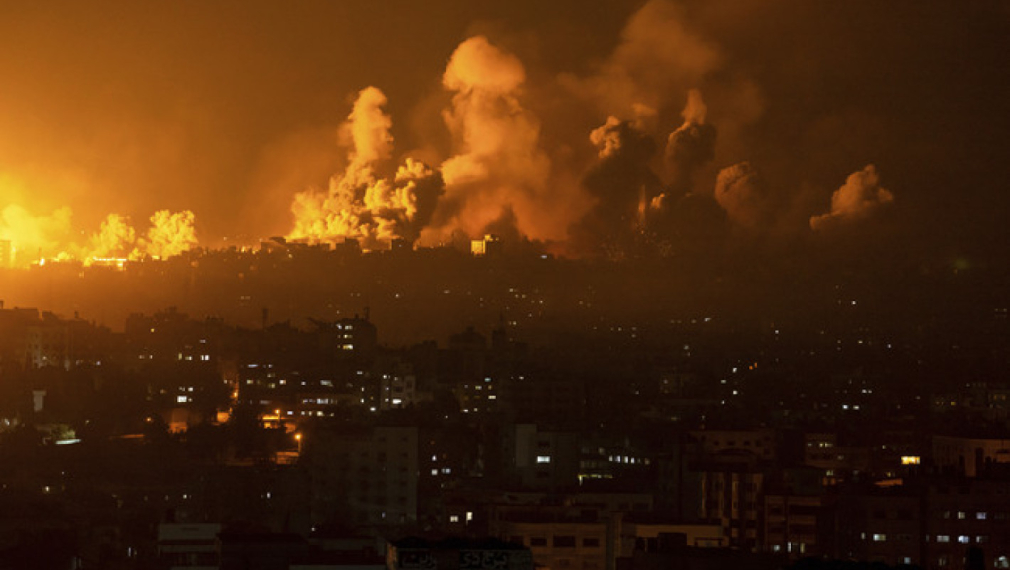Град Газа след израелски въздушен удар, 8 октомври. Снимка: АП.Израел