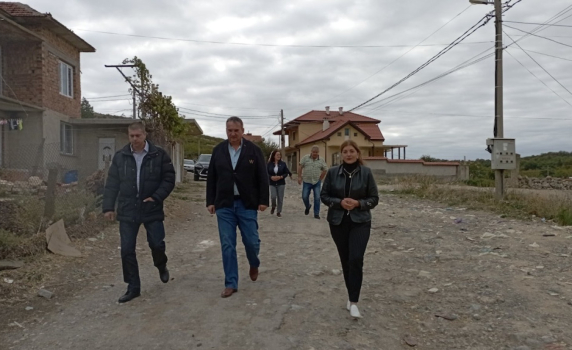 От проблеми с водоснабдяването и инфраструктурата на Самуилово и Сотиря се оплакаха на независимия кандидат за кмет Минчо Афузов местни жители