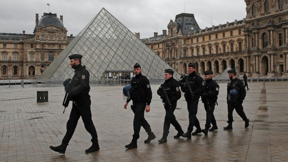 Евакуираха Лувъра и Версай. Париж под заплаха от атентати