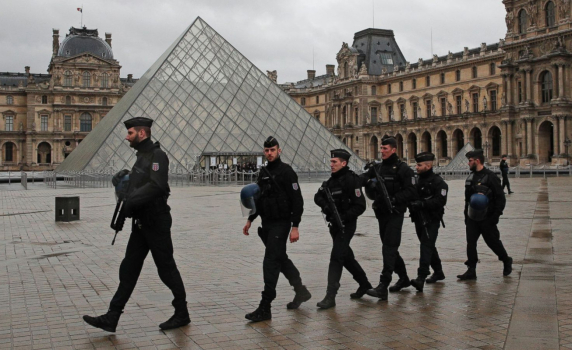 Евакуираха Лувъра и Версай. Париж под заплаха от атентати